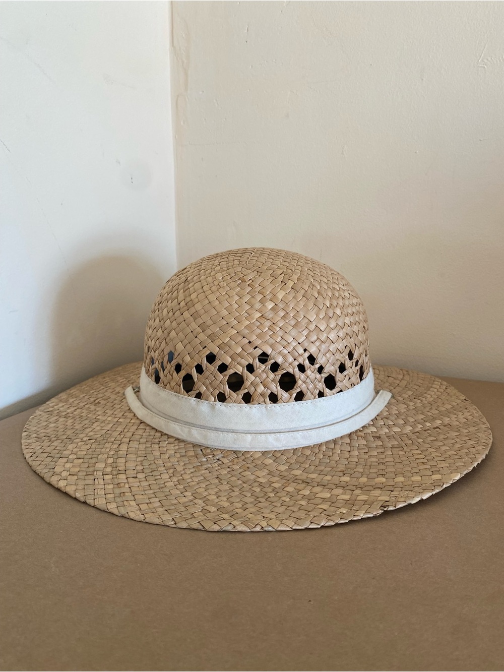 Womens Columbia Size Large / XL Straw Sun Hat w/ chin strap, round, neutral